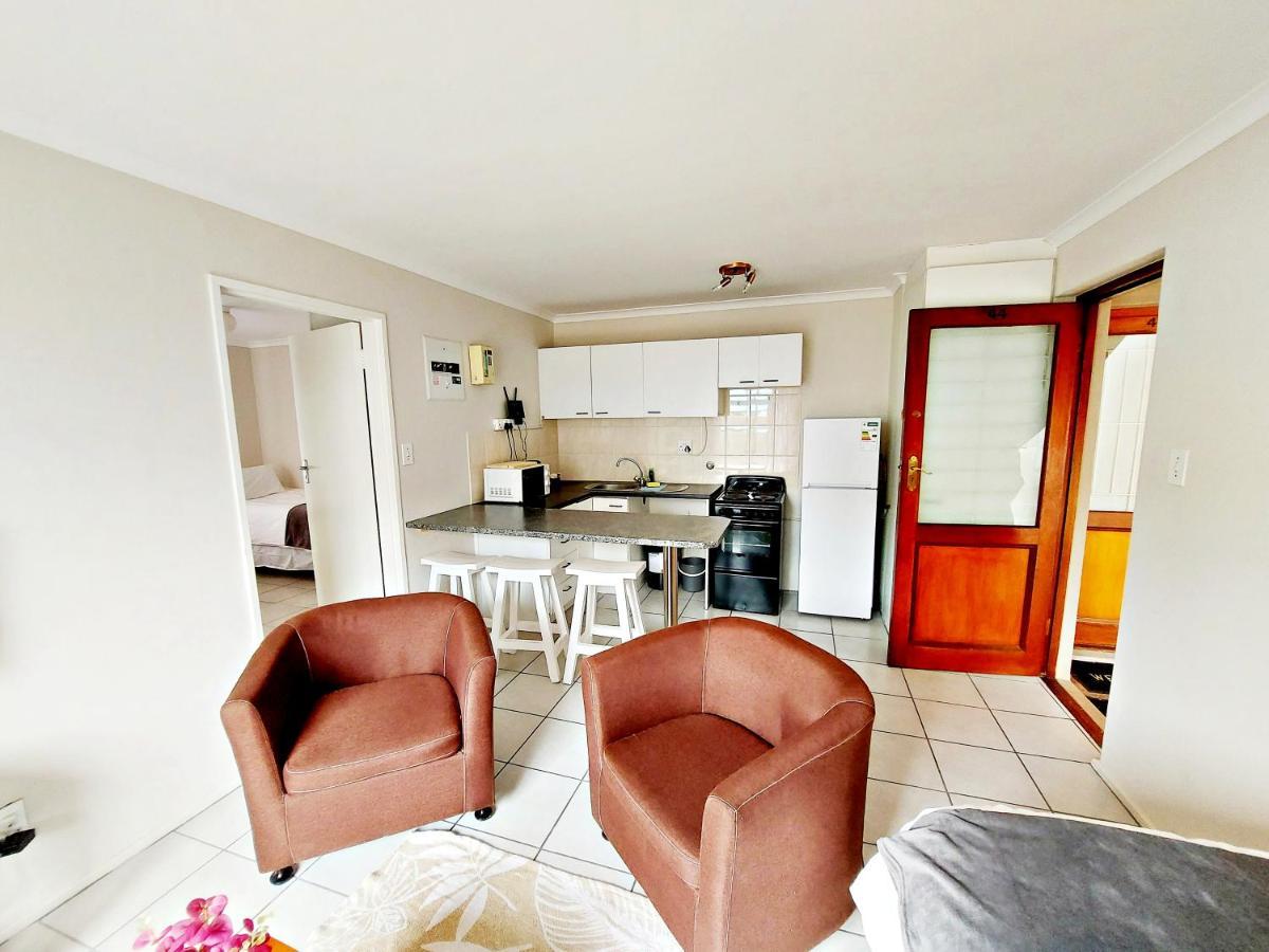 Broadway Self Catering Apartments Дурбанвиль Экстерьер фото