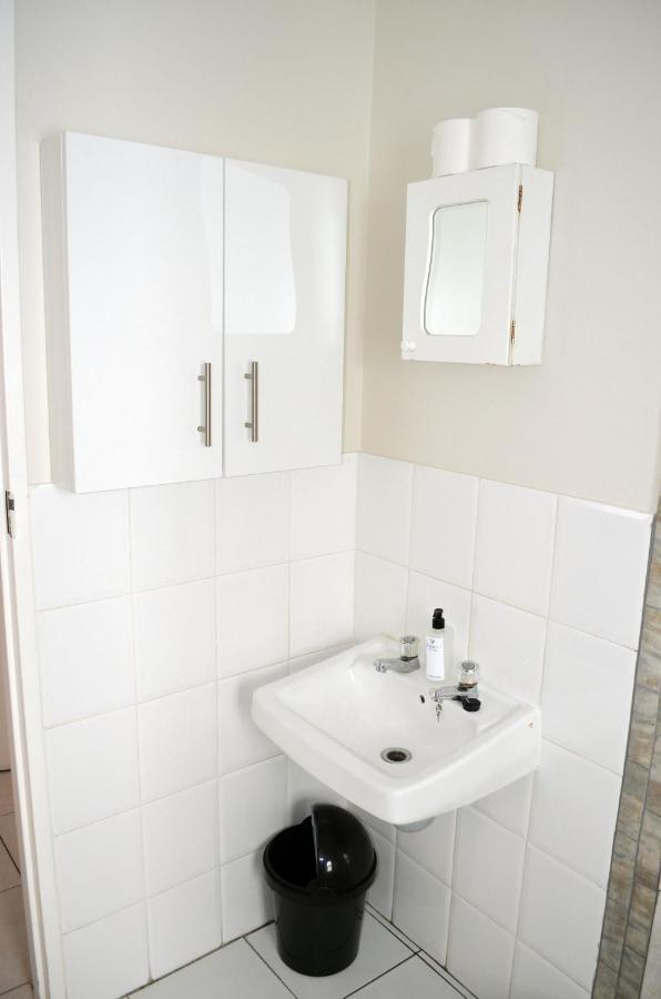 Broadway Self Catering Apartments Дурбанвиль Экстерьер фото