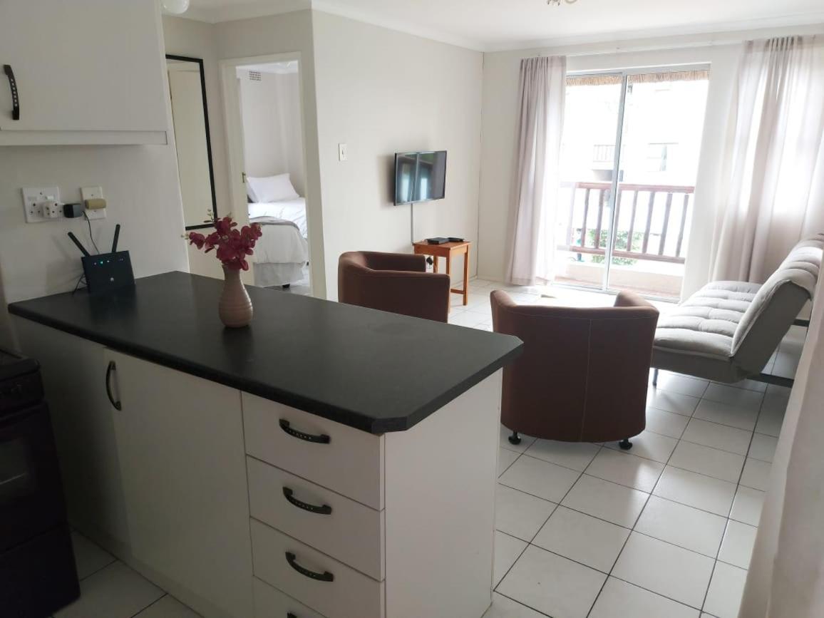Broadway Self Catering Apartments Дурбанвиль Экстерьер фото