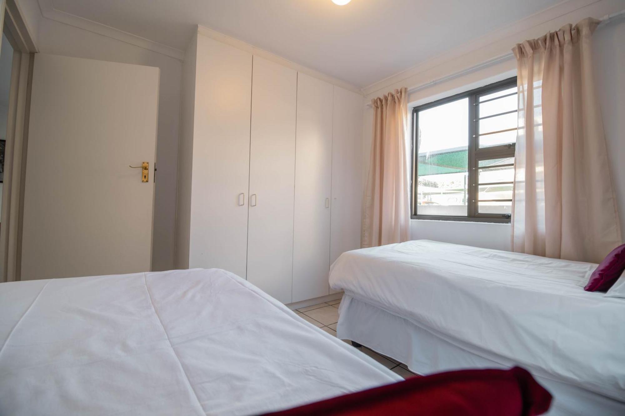 Broadway Self Catering Apartments Дурбанвиль Экстерьер фото